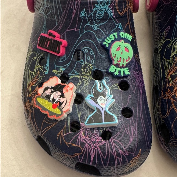 As good as NEW! CROCS Classic Disney Villains, sz J3 - Picture 2 of 12